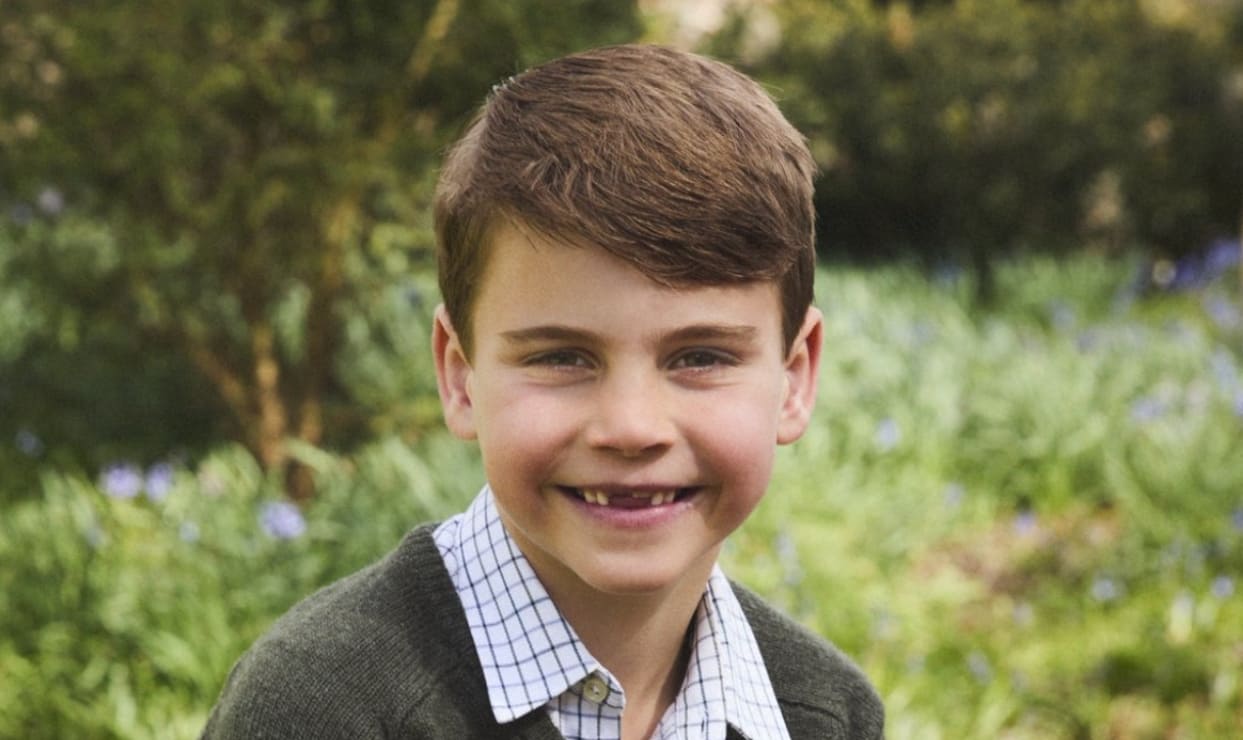 El príncipe Louis, hijo de William y Kate, sorprende con su nueva apariencia