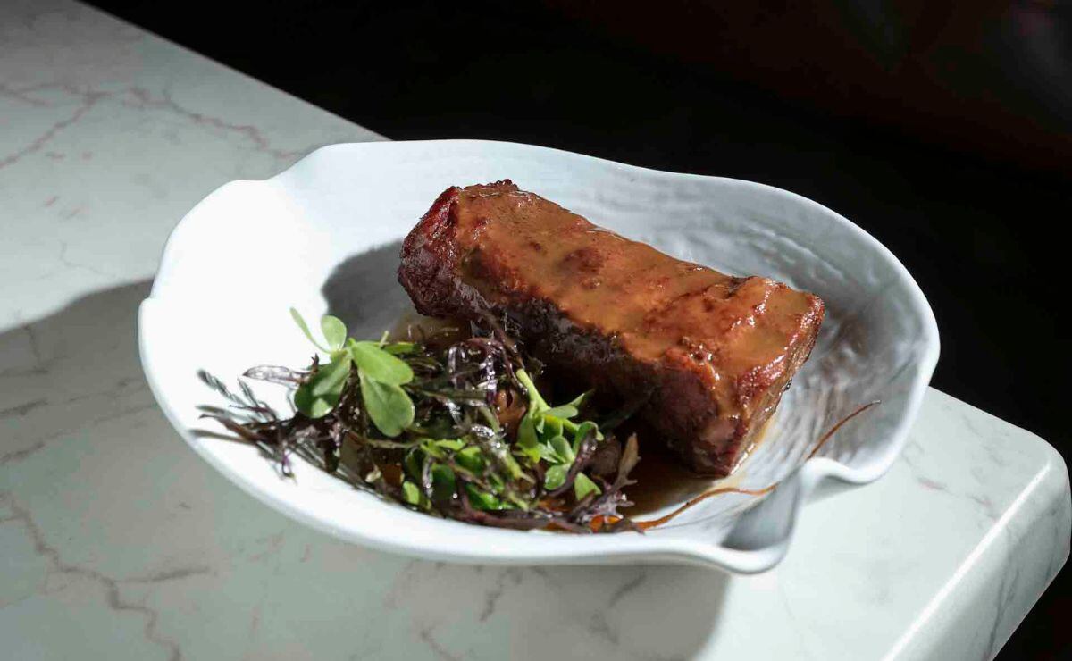 Short Rib cocinado por 19 hrs, con verduras salteadas y ensaladilla con vinagreta de limón del Chef Alberto Lazo / Foto: Esteban Torreblanca