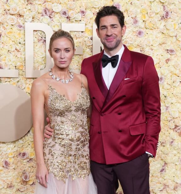 La actriz Emily Blunt con su esposo John Krasinski en los Golden Globes 2024 / AFP