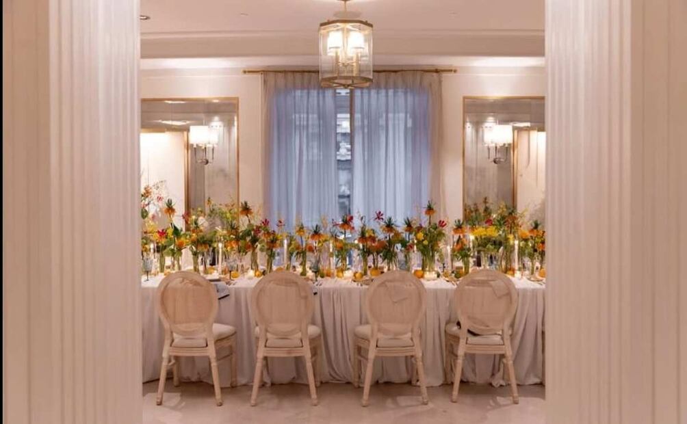 La decoración de la boda civil de Ale Capetillo y Biby Gaytán /  Foto: Instagram - @alecapetilloga, @lasgenaras, @click10fotografia