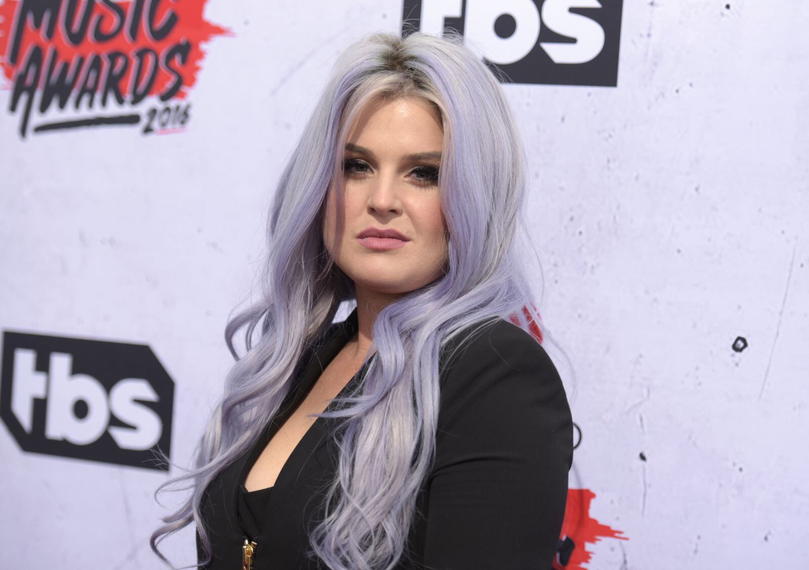 Kelly Osbourne sigue los pasos de Adele: está irreconocible