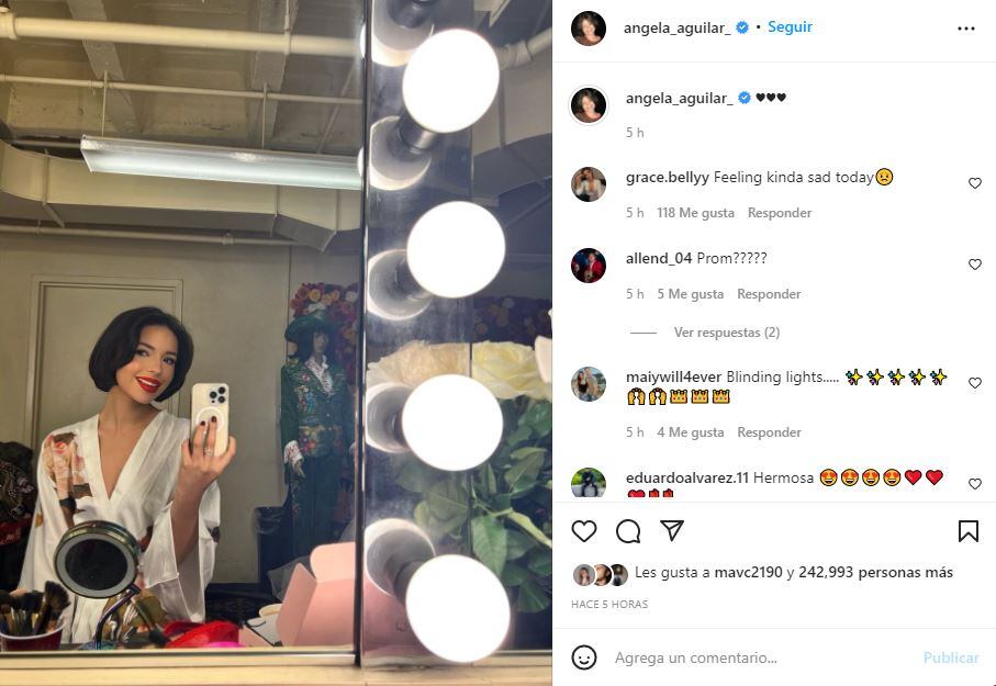 Ángela Aguilar presume bata de seda desde su camerino