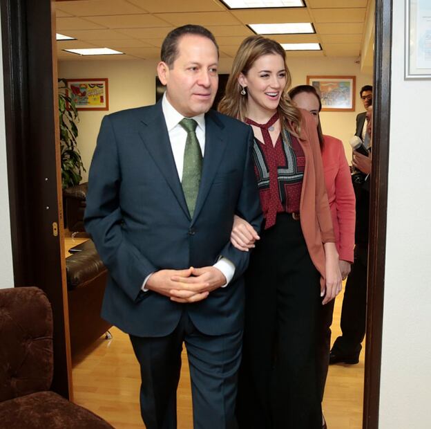 Eruviel Ávila, gobernador del Estado de México, presume su anillo de matrimonio