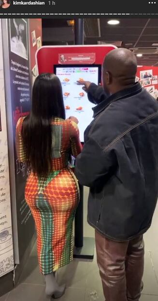 Captan a Kim Kardashian haciendo fila para comprar pollo KFC