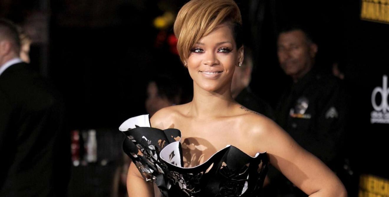 Rihanna impacta en lencería azul y tights de látex para su colección de diciembre