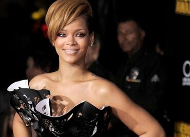 Rihanna impacta en lencería azul y tights de látex para su colección de diciembre