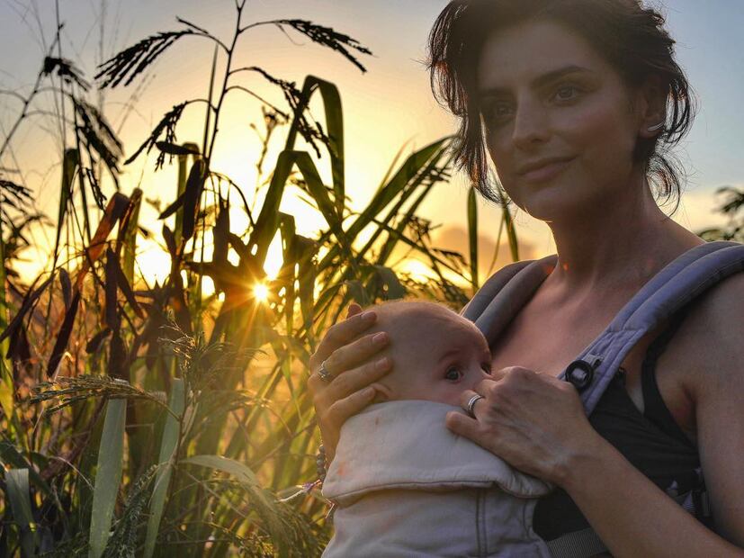 Aislinn Derbez acepta orgullosa tener celulitis y estrías