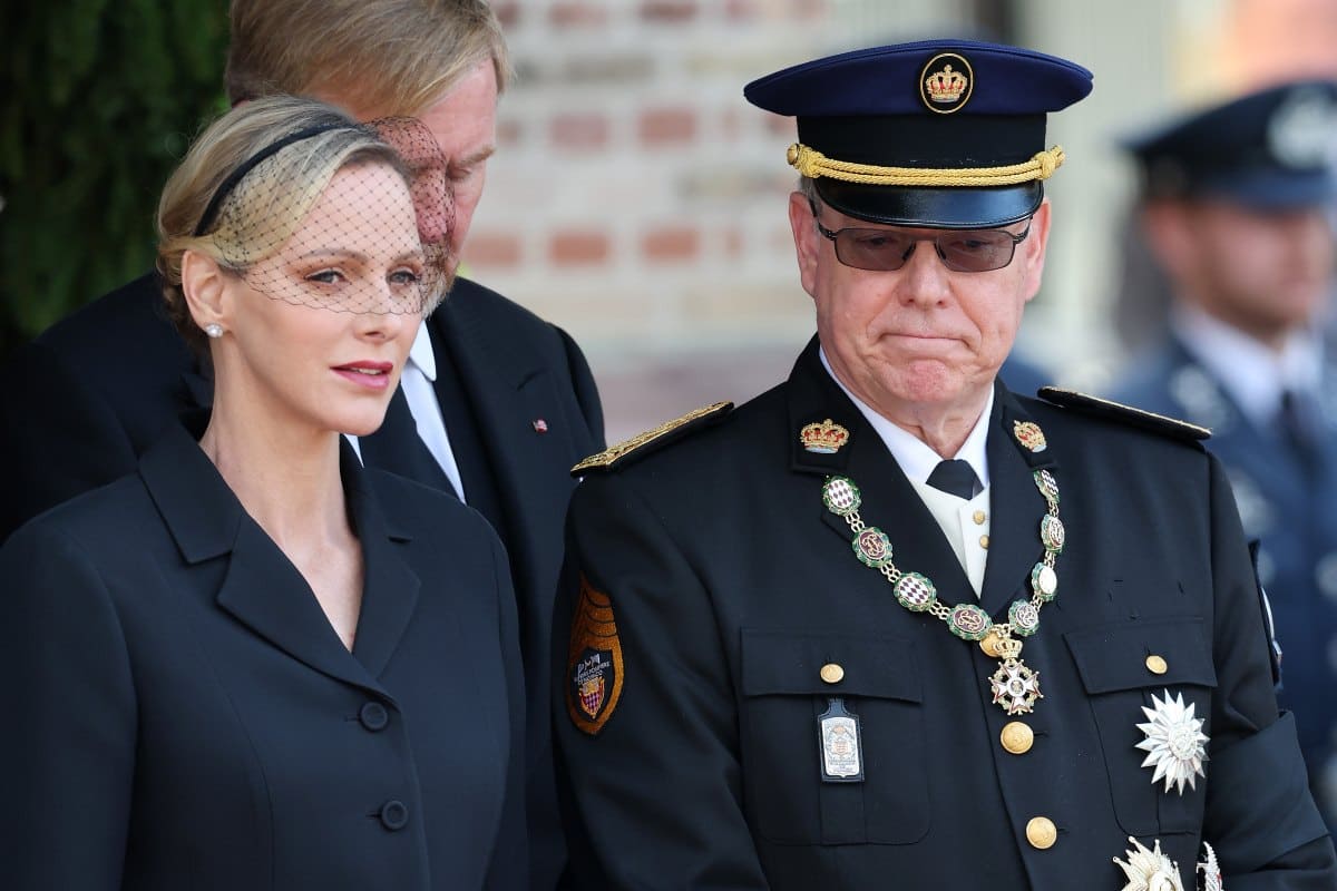El príncipe Alberto II junto a su esposa la princesa Charlene. (Foto: Getty)