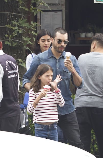 Gonzalo García Vivanco de paseo en Polanco con dos chicas desconocidas