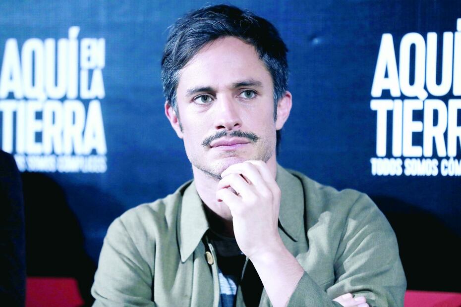 Captan al actor Gael García, su novia Fer Aragonés y los hijos de ambos como una gran familia