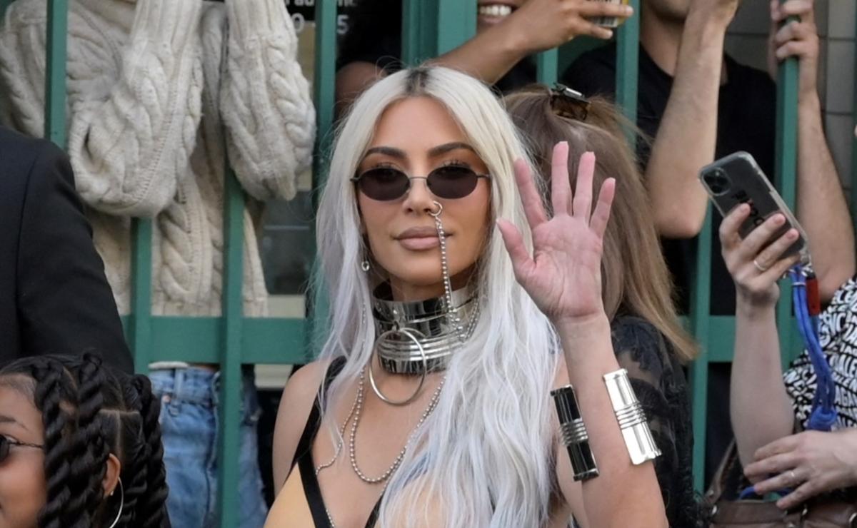 Kim Kardashian debuta como modelo de alta costura con Balenciaga