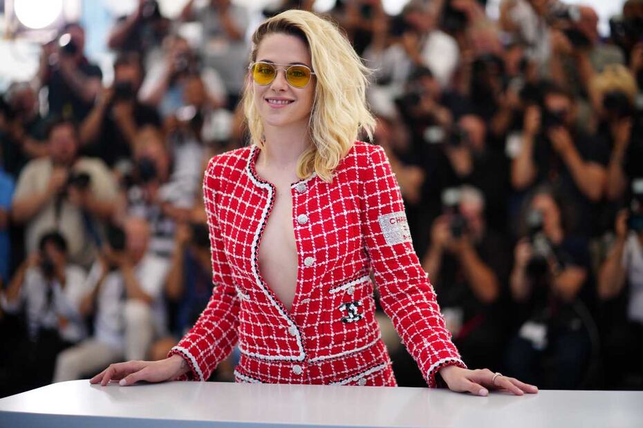 Kristen Stewart luce un jumpsuit de Chanel y rompe su propia regla: ¡sonrió!