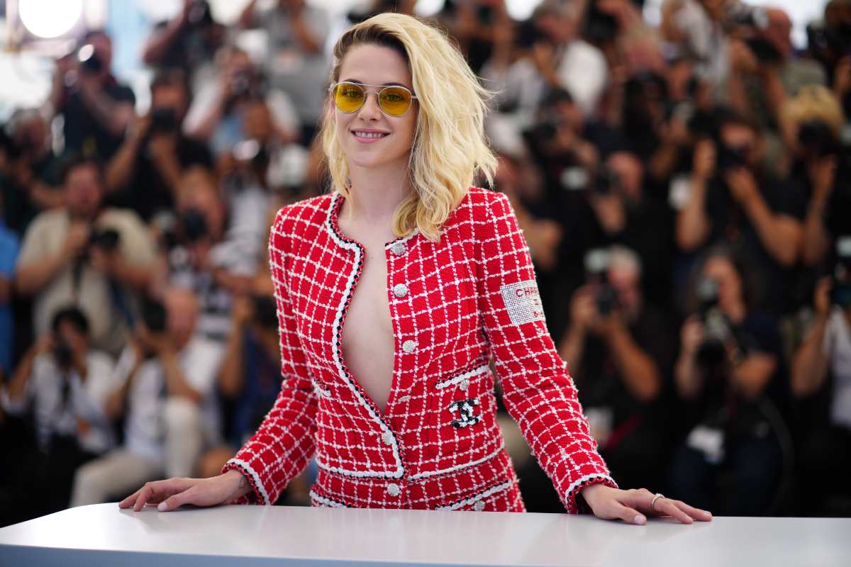 Kristen Stewart luce un jumpsuit de Chanel y rompe su propia regla: ¡sonrió!