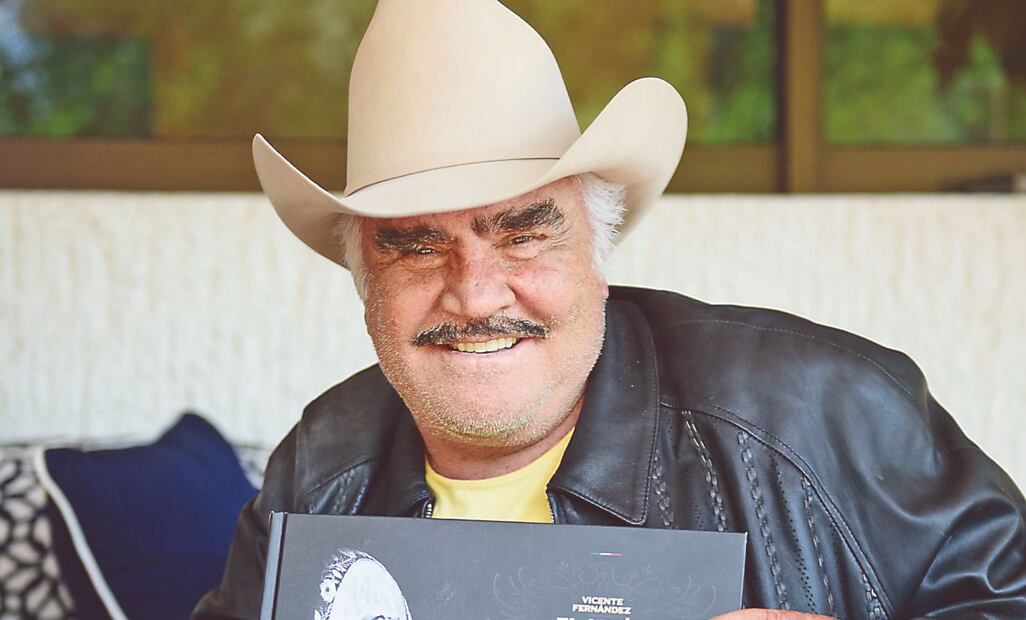 Vicente Fernández Jr. reveló que su papá ya puede abrir y cerrar los ojos