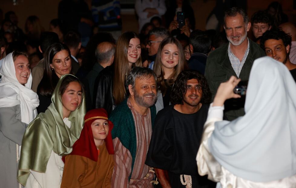 El divertido momento en que la princesa Leonor ayuda al rey Felipe con su celular