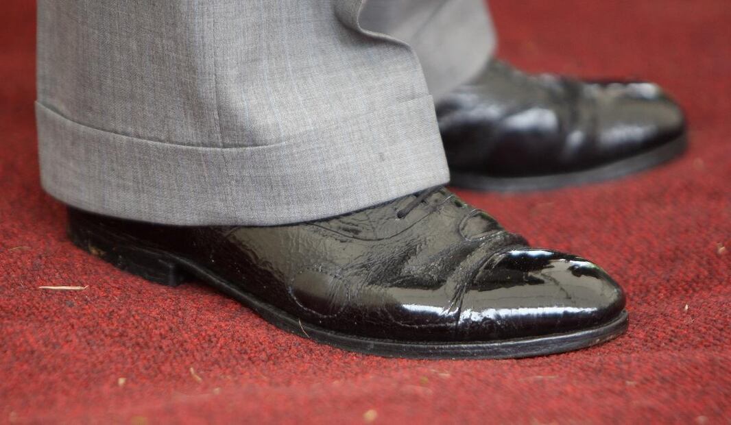 El rey Carlos III y su reciclaje de prendas: desde remendar sus calcetines hasta parches en los zapatos