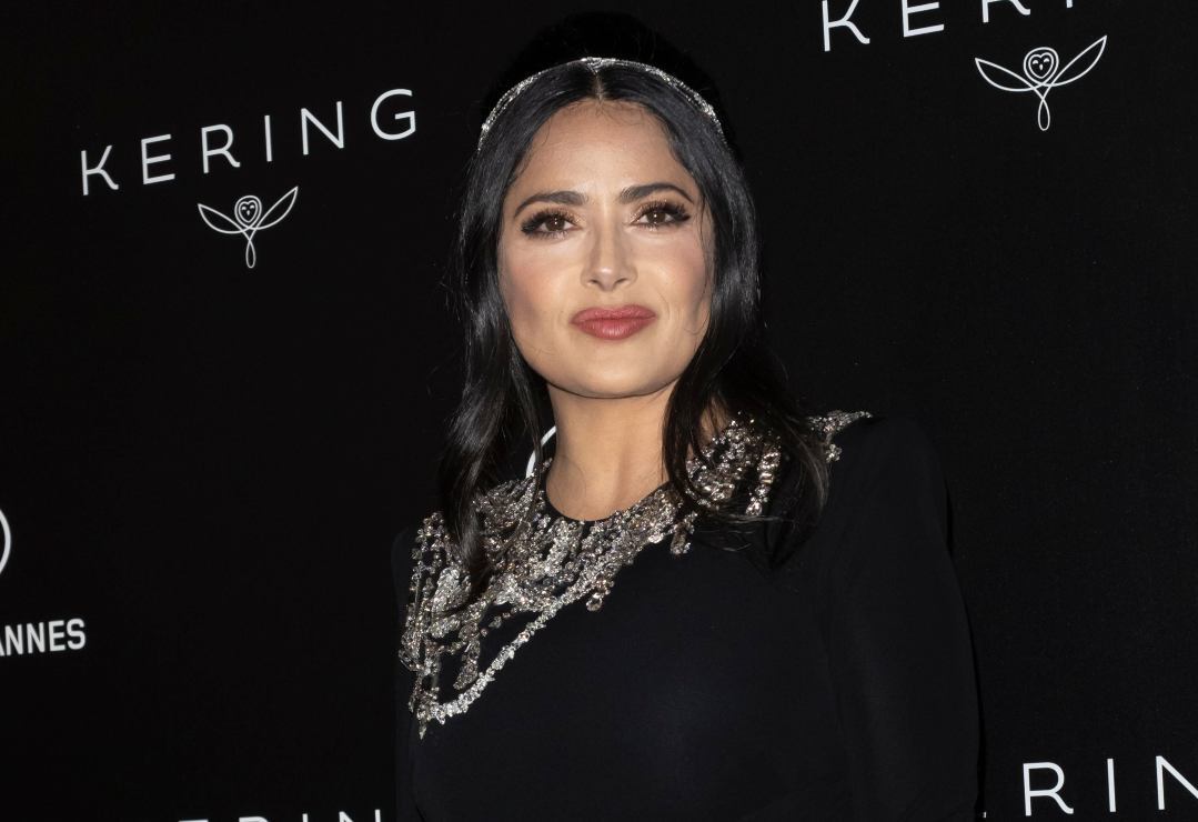Salma Hayek dedica conmovedor mensaje por las vidas perdidas en la tragedia de la línea 12 del Metro de la Cdmx