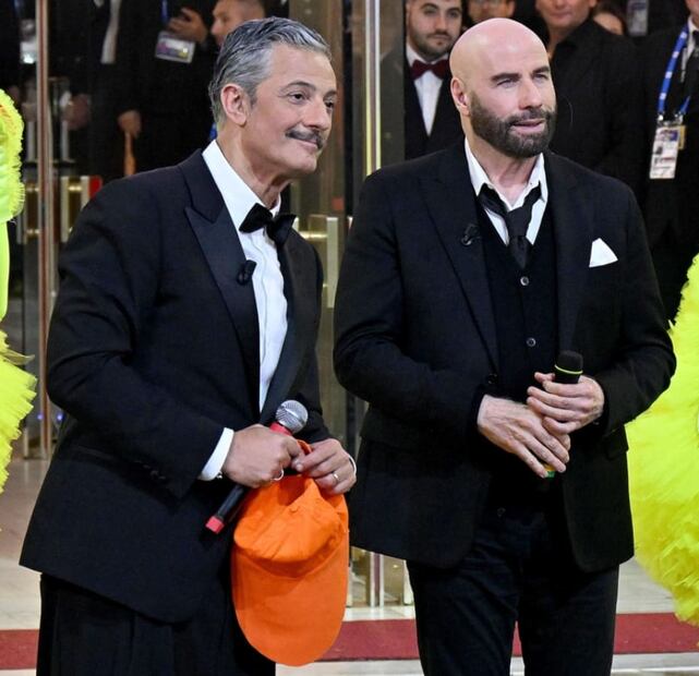 John Travolta y el presentador Rosario Fiorello en el Festival Italiano Sanremo el 7 de febrero de 2024 / EFE