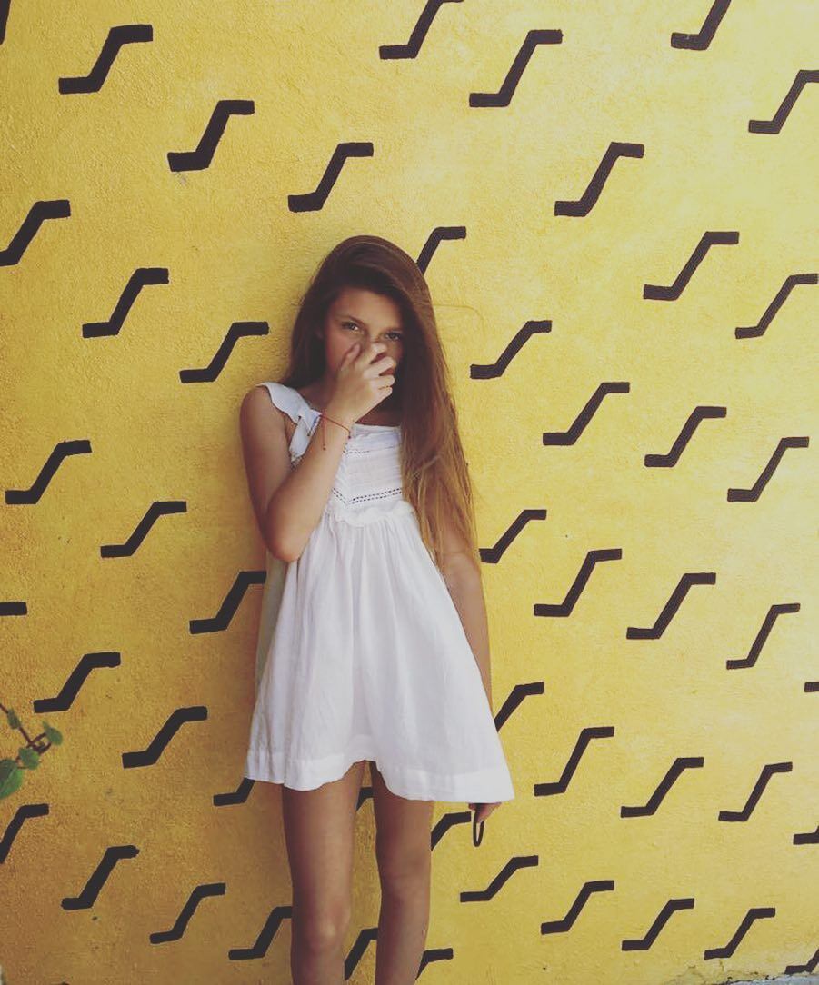 Antonia, hija de Issabela Camil, posa como su mamá
