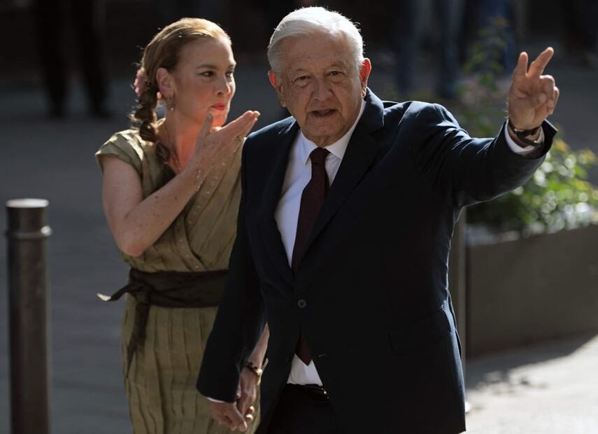 El presidente Andrés Manuel López Obrador y su esposa Beatriz Gutiérrez Müller salen a votar / AFP