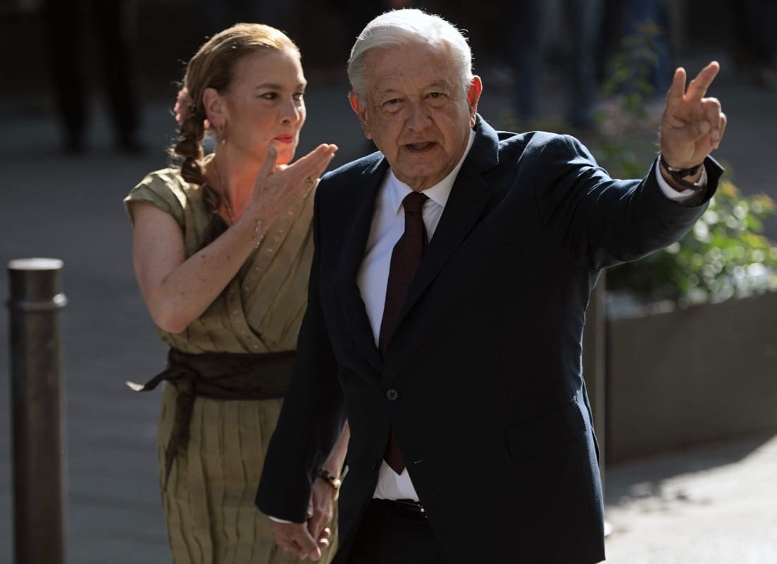 El presidente Andrés Manuel López Obrador y su esposa Beatriz Gutiérrez Müller salen a votar / AFP