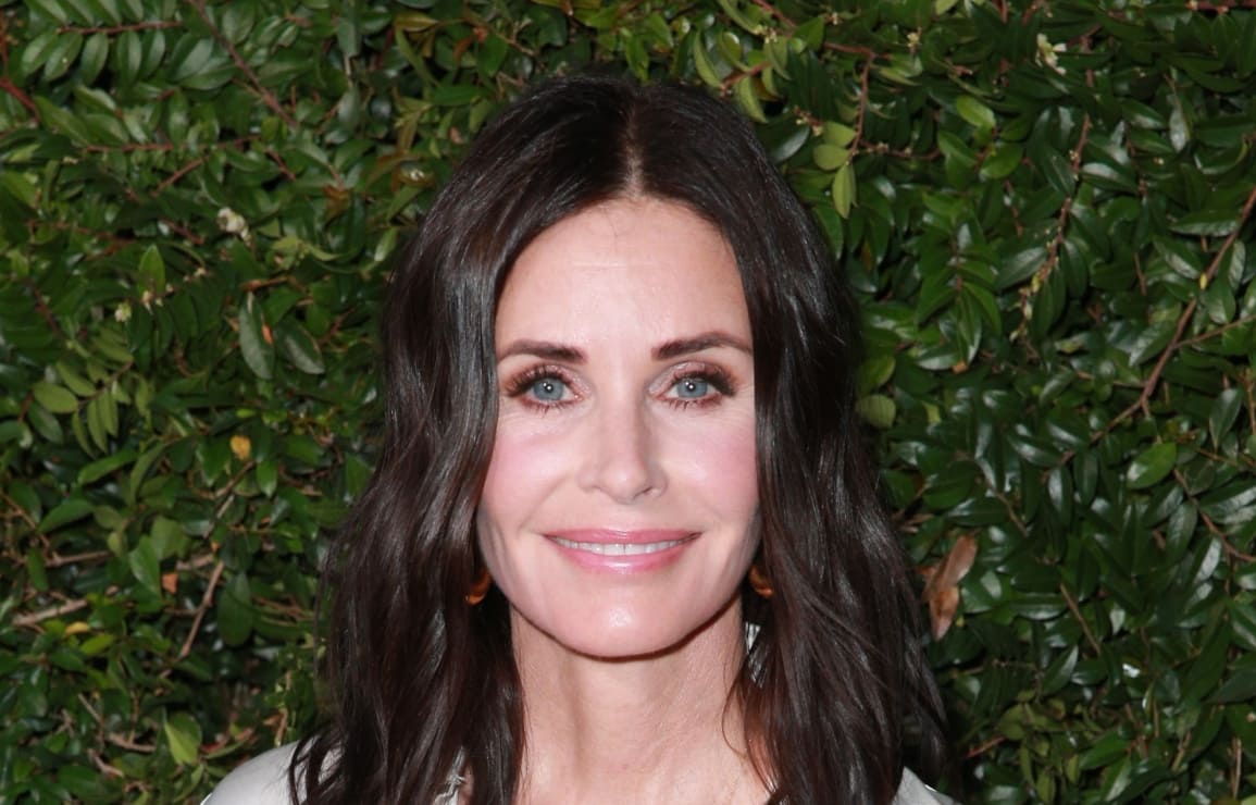 Courteney Cox, de "Friends", luce sorprendente figura en bikini a los 59 años