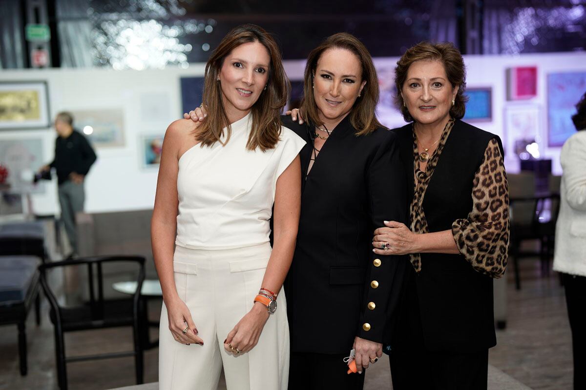 Andrea y Paulina Villarreal con Laura Solís. (Foto: Héptor Arjona)