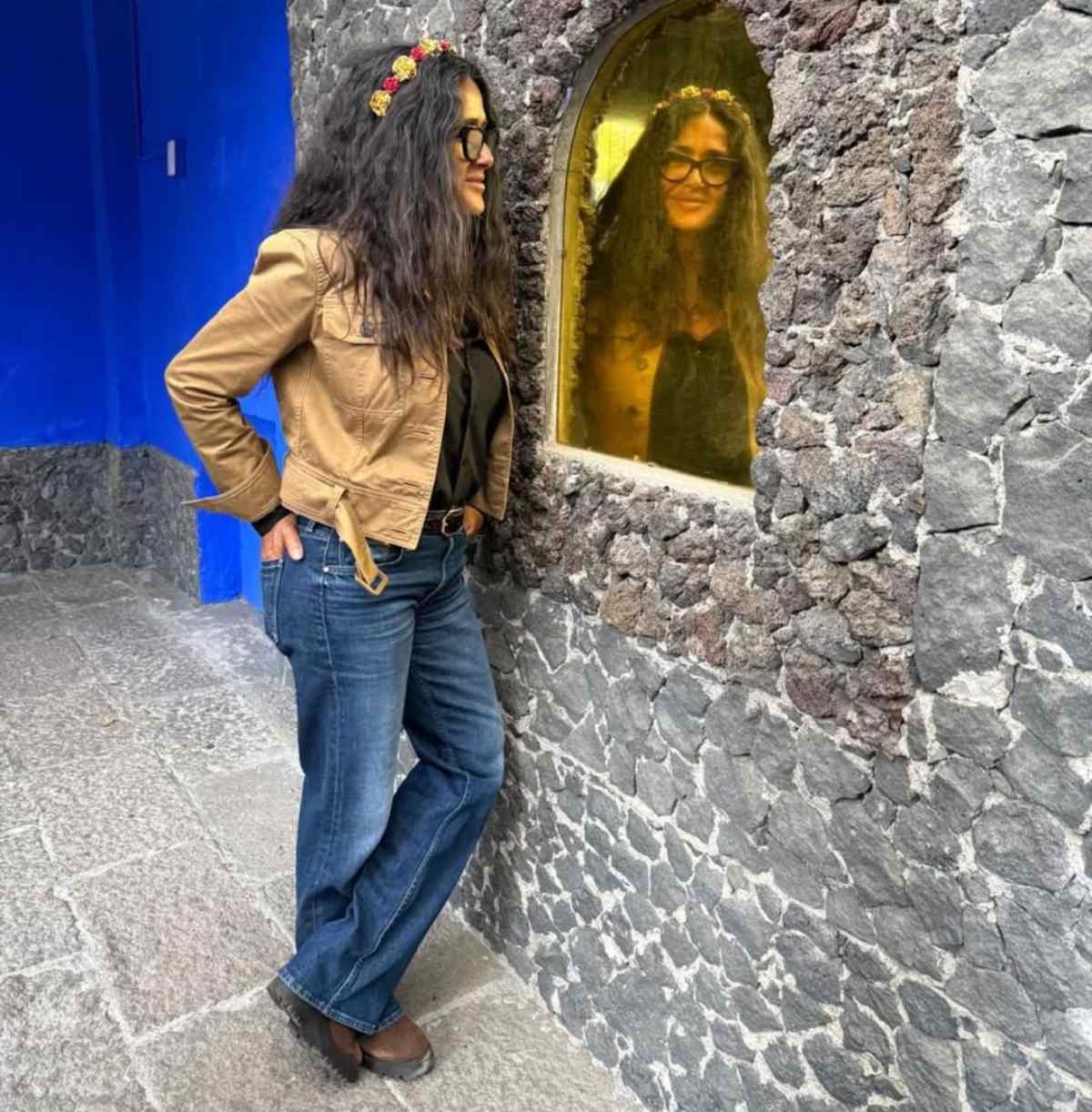 Salma Hayek durante su visita a la Casa Azul / Foto: Instagram @museofridakahlo