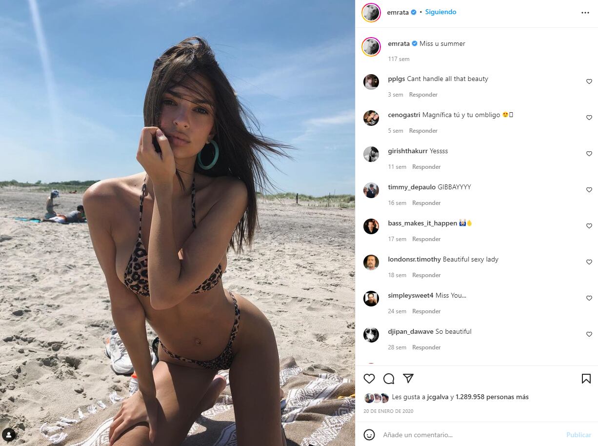 Sofía Rivera Torres modela bajo el sol con mini bikini de Emily Ratajkowski 