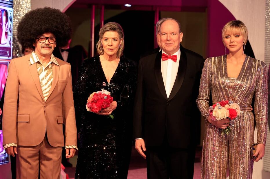 El diseñador Christian Louboutin, Carolina de Mónaco, el príncipe Alberto y la princesa Charlene en el Baile de la Rosa 2024 celebrado en el club Monte-Carlo Sporting / AFP
