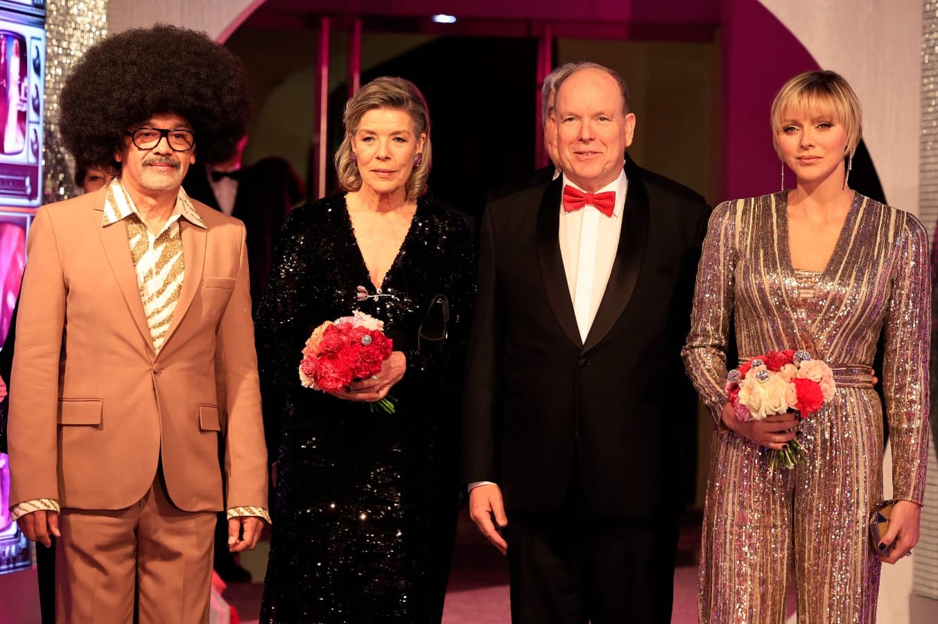 El diseñador Christian Louboutin, Carolina de Mónaco, el príncipe Alberto y la princesa Charlene en el Baile de la Rosa 2024 celebrado en el club Monte-Carlo Sporting / AFP