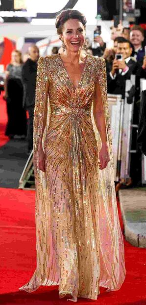 Kate Middleton impacta con escote, transparencias y vestido dorado en la premiere de "No time to Die"