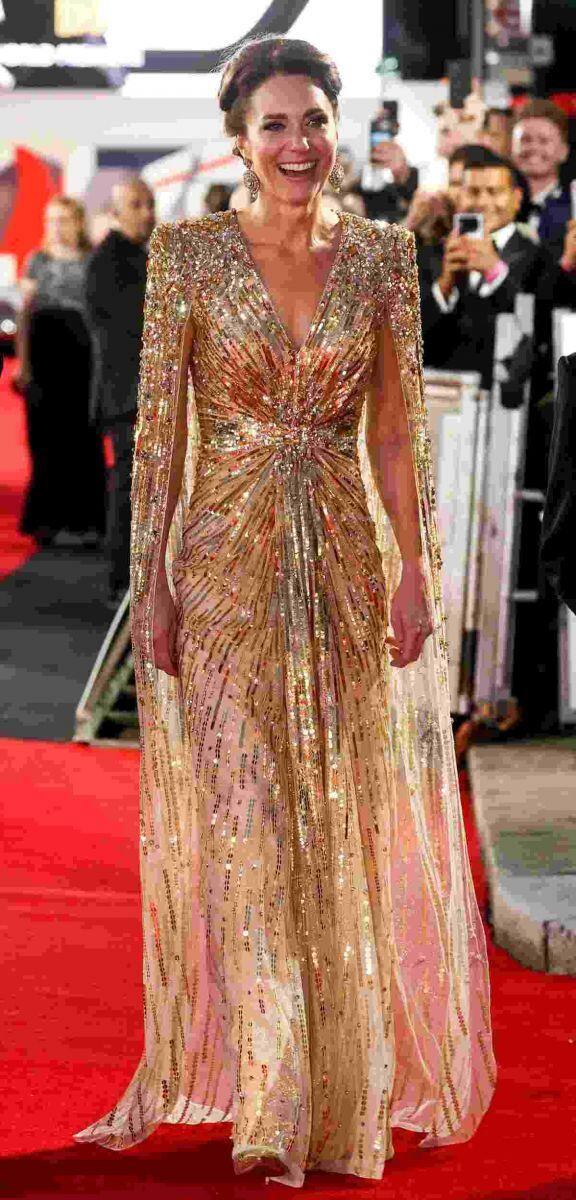 Kate Middleton impacta con escote, transparencias y vestido dorado en la premiere de "No time to Die"
