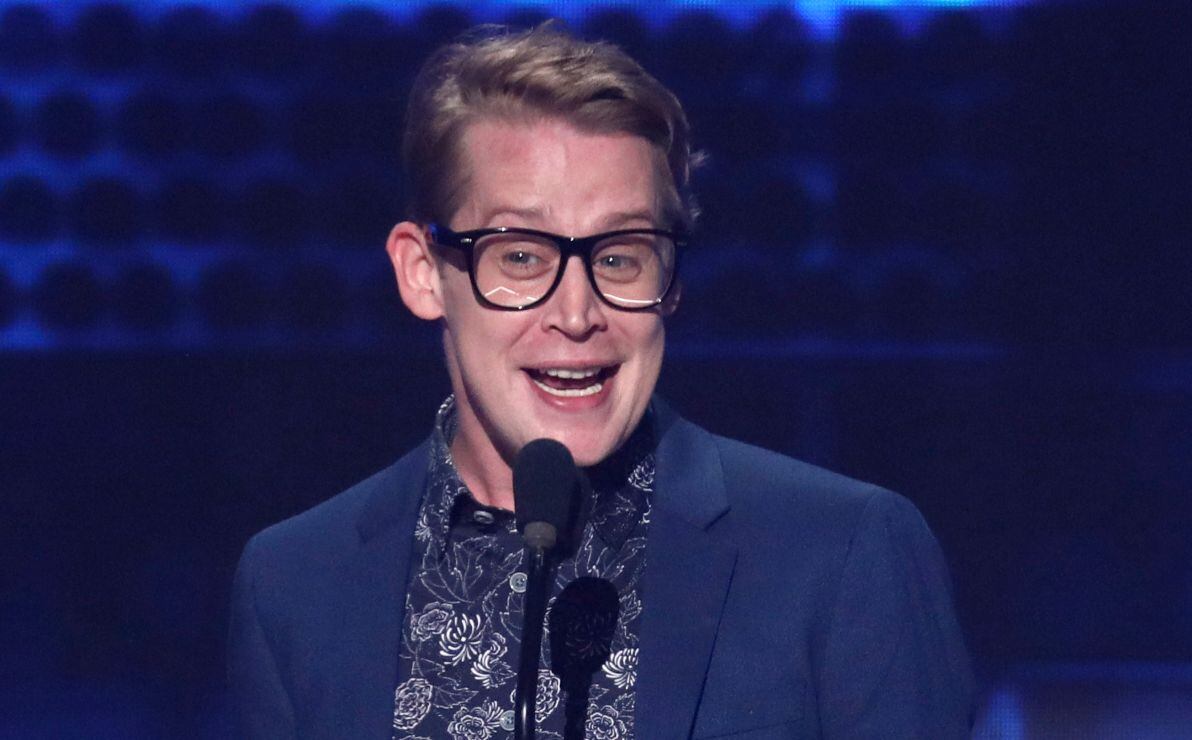 Macaulay Culkin y su hijo se cortan el pelo al peculiar estilo 'mohicano'