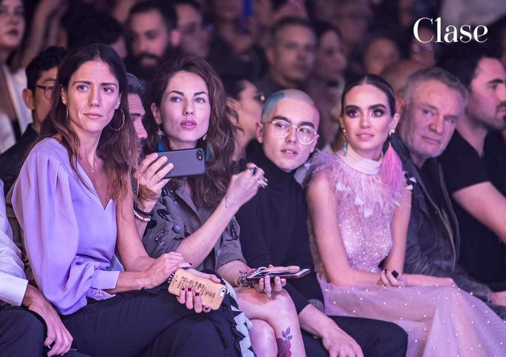 Bárbara Mori, Sergio Mayer y su novia Raquel Chaves en el desfile de Benito Santos