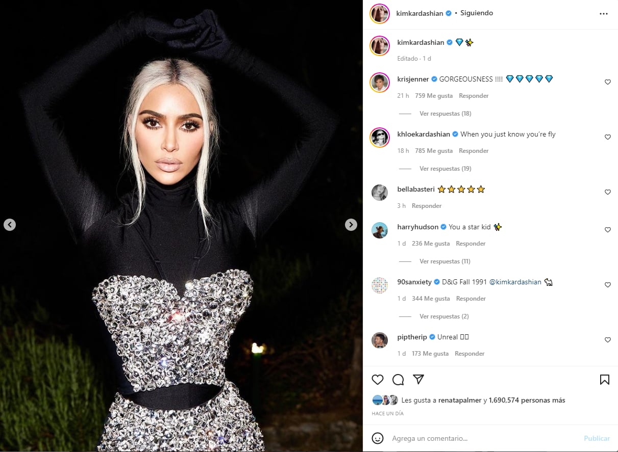 Kim Kardashian posa en un catsuit de Dolce & Gabbana de 1991