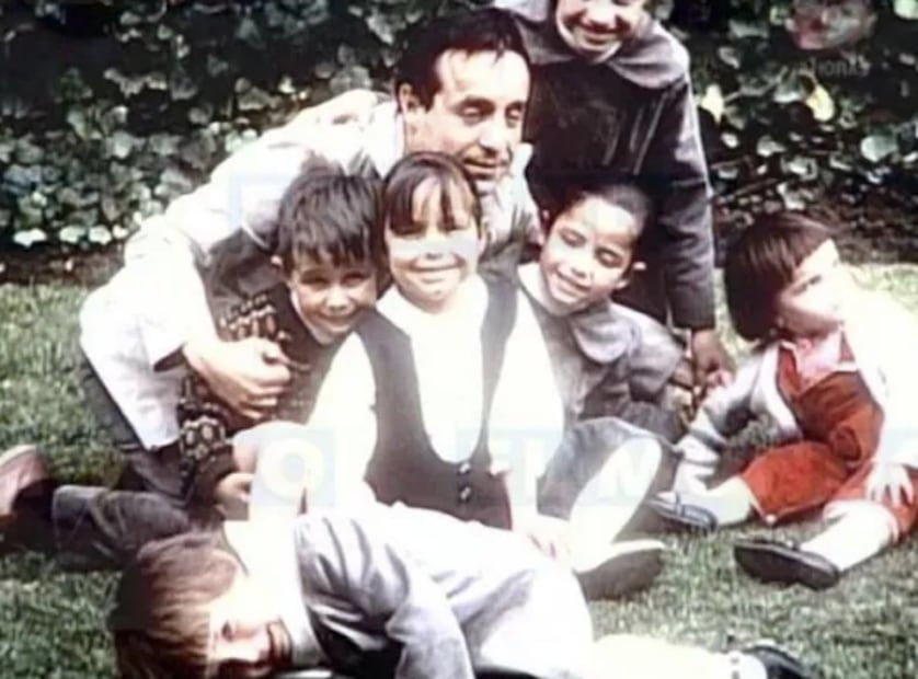 "Chespirito" junto a sus seis hijos de pequeños / Foto: Captura