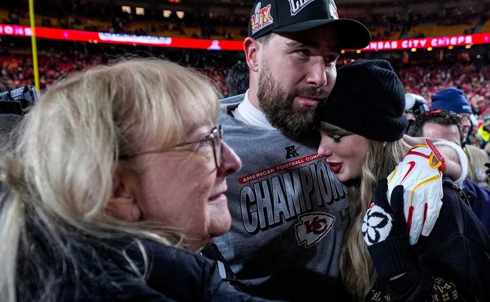 Donna Kelce, Taylor Swift y Travis Kelce / Foto: AP