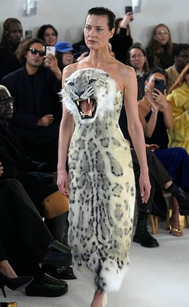 El extravagante desfile de Schiaparelli señalado de maltrato animal