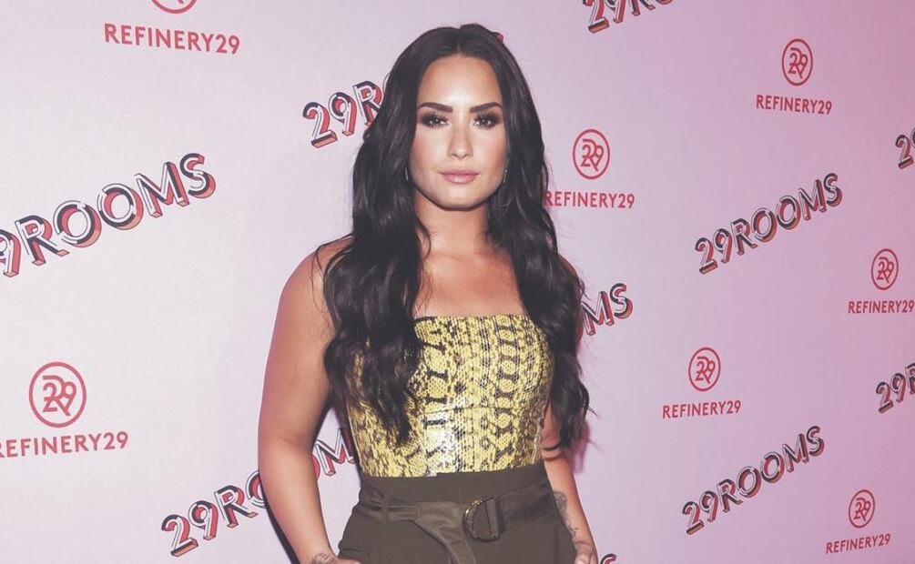 Demi Lovato luce underboob en un crop top extremo