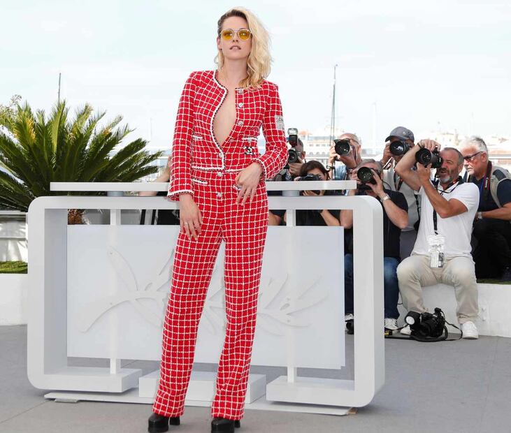 Kristen Stewart luce un jumpsuit de Chanel y rompe su propia regla: ¡sonrió!