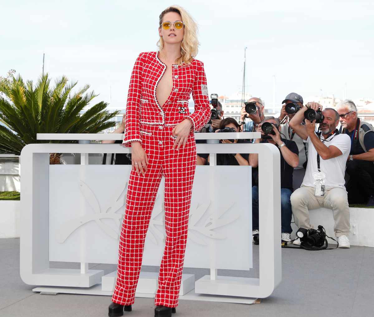 Kristen Stewart luce un jumpsuit de Chanel y rompe su propia regla: ¡sonrió!