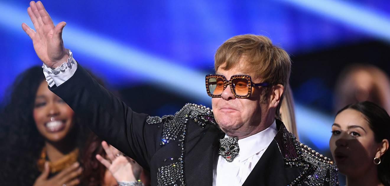 Elton John cancela concierto por neumonía