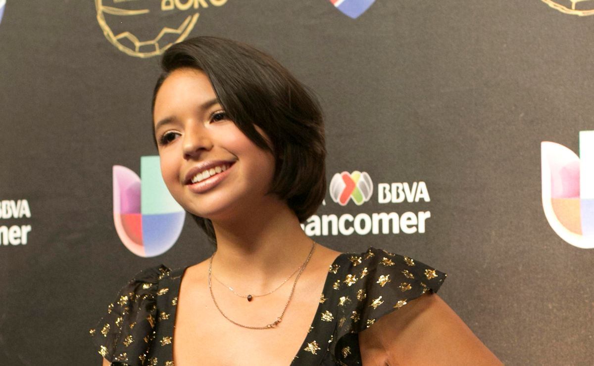 Ángela Aguilar trae de regreso el top pañuelo y luce increíble
