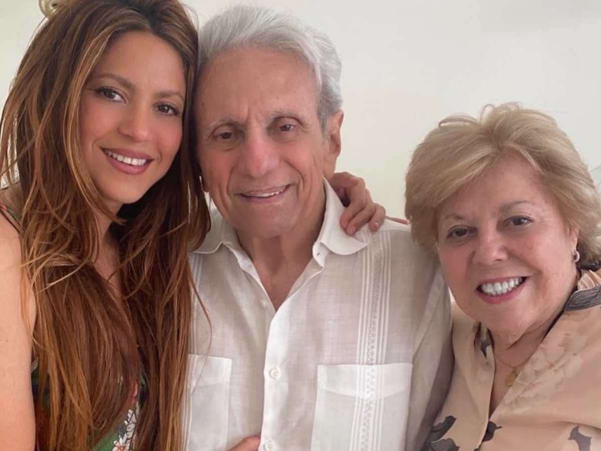 Shakira junto a William Mebarak y Nidia del Carmen Ripoll, sus papás / Foto: Instagram @shakira