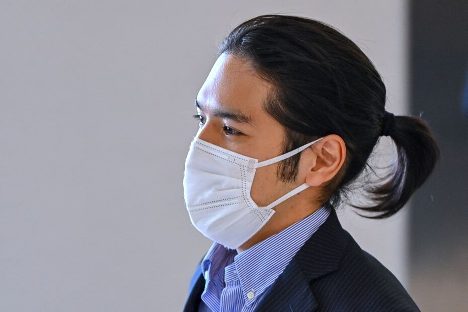 Kei Komuro, novio de Mako de Japón, regresa a su país con pelo largo y ponytail