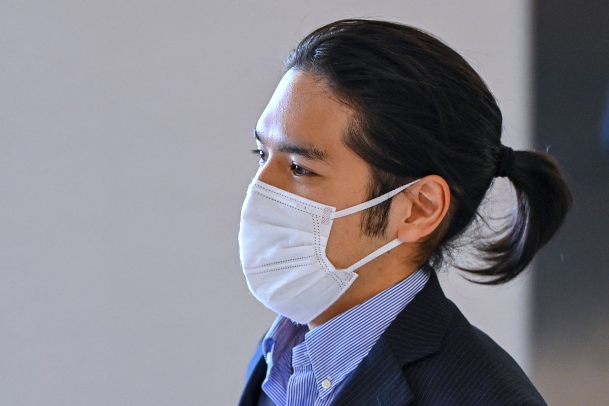 Kei Komuro, novio de Mako de Japón, regresa a su país con pelo largo y ponytail