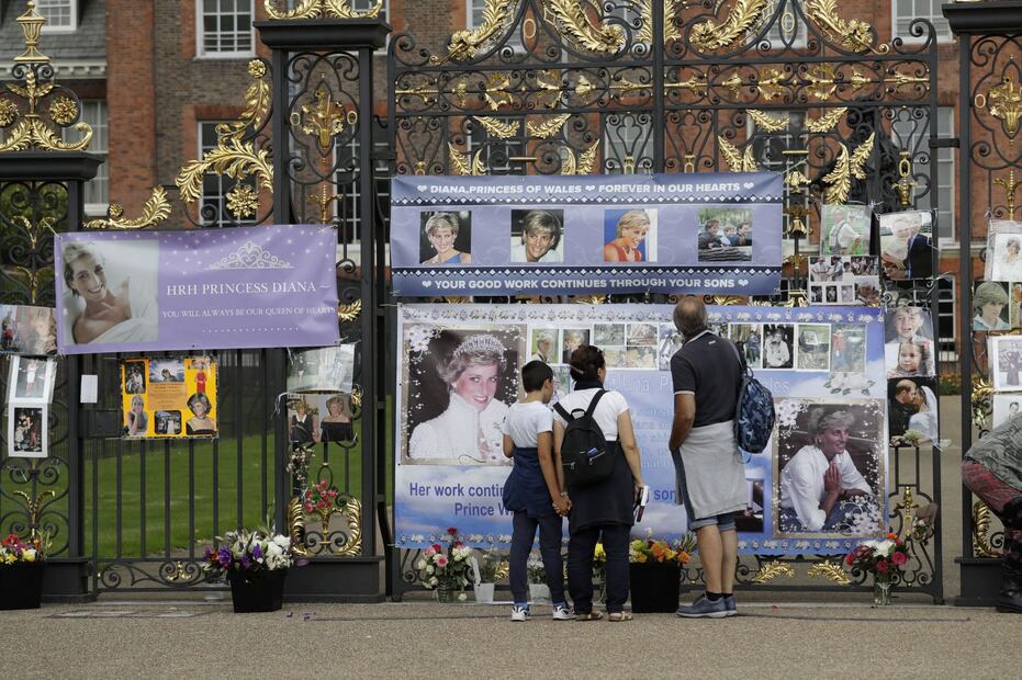 El príncipe William sorprende a los fans de Lady Di afuera del Palacio de Kensington 