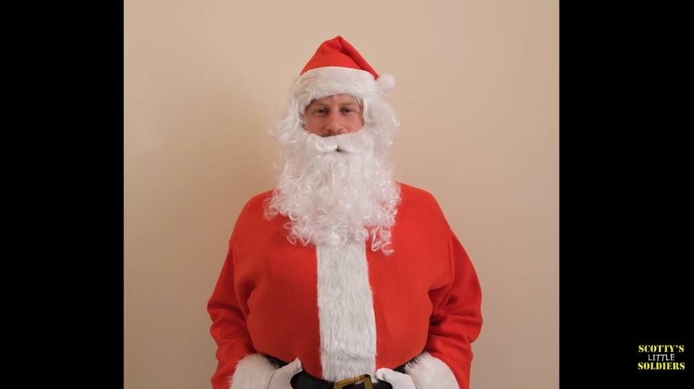 El príncipe Harry, esposo de Meghan Markle, se disfraza de Santa Claus para enviar un conmovedor mensaje