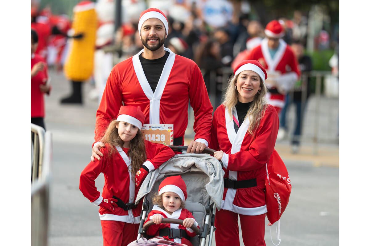 David, Isabella y Leo Anguiano con Naydelin Navarrete. (Foto: Héctor Arjona)